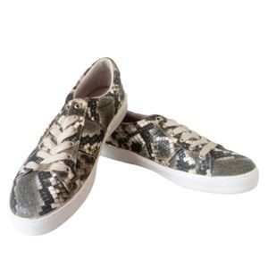 • NEW GBG Los Angeles Gggrandyy Lace Up Sneakers •